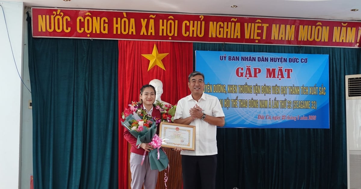 Le Thi Nhi ត្រូវ​បាន​គេ​សរសើរ និង​ផ្តល់​រង្វាន់​នៅ​ស្រុក​កំណើត Duc Co | កាសែត Gia Lai អេឡិចត្រូនិក