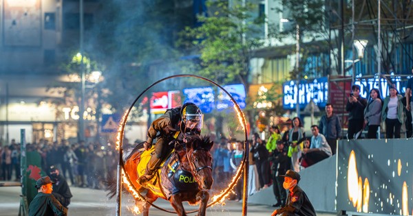 Die Bewohner von Ha Long genießen es, den mobilen Polizisten beim geschickten Reiten zuzusehen