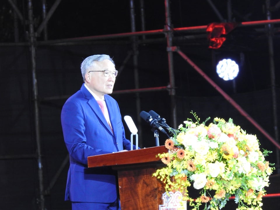 Permanent Deputy Prime Minister Nguyen Hoa Binh gave a speech at the ceremony.