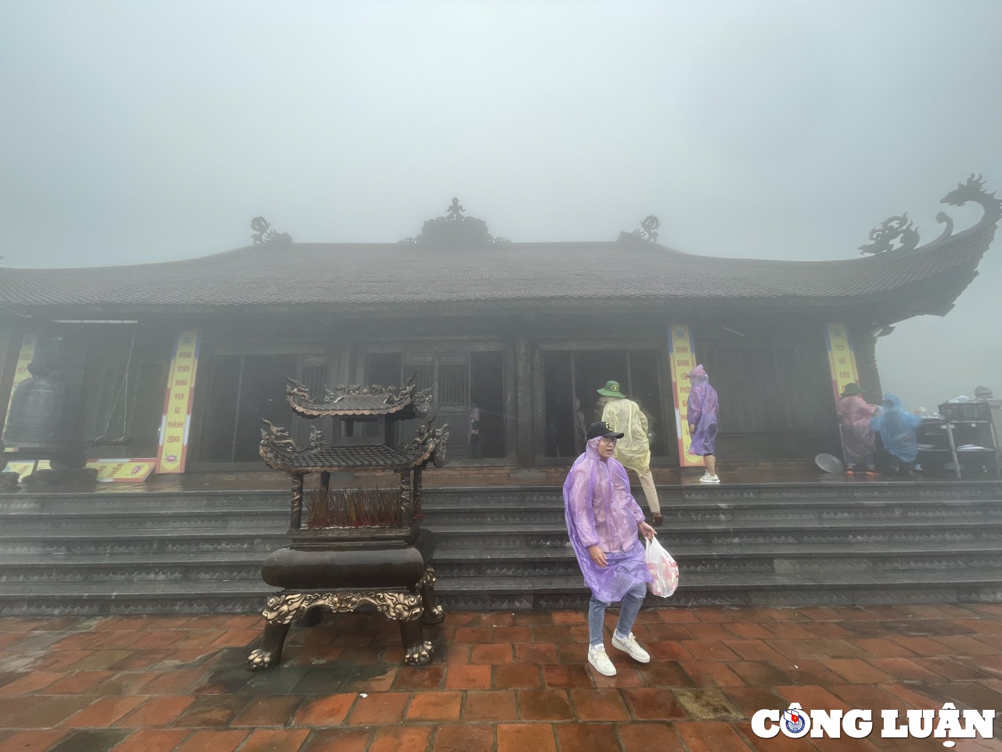 Touristen erobern die Thuong-Pagode in Tay Yen Tu, Bild 15