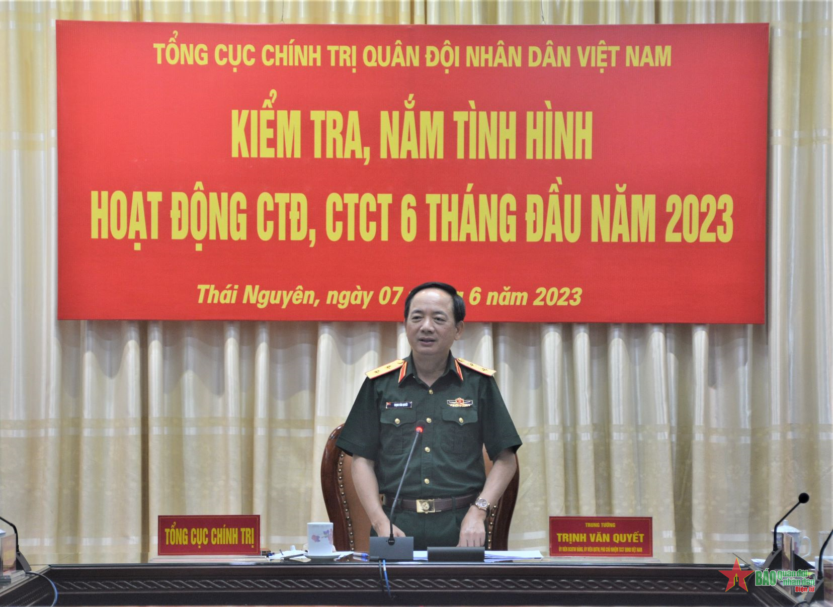 Lieutenant General Trinh Van Quyet inspects Party and political activities at Military Region 1