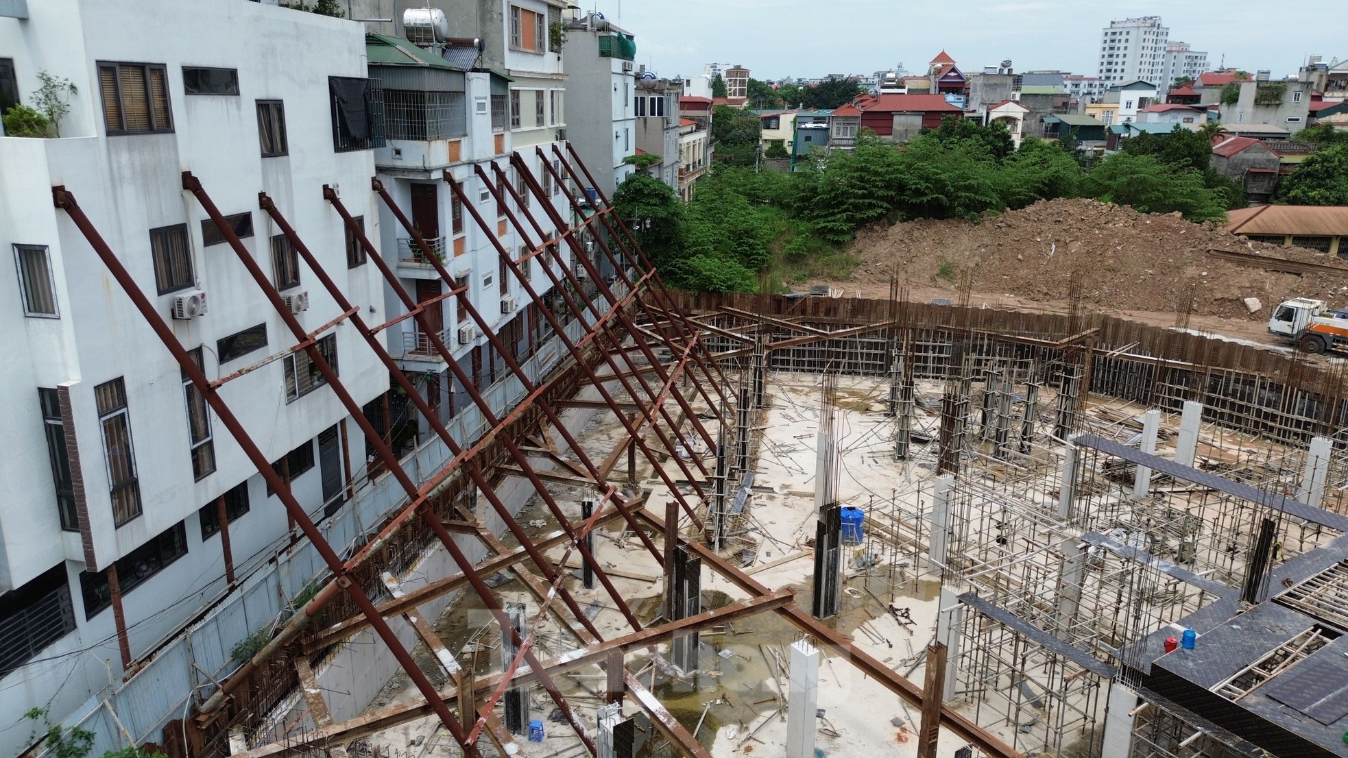 Hanoi: Construction of a project worth nearly 100 billion VND, many residents have to 'use crutches' photo 3