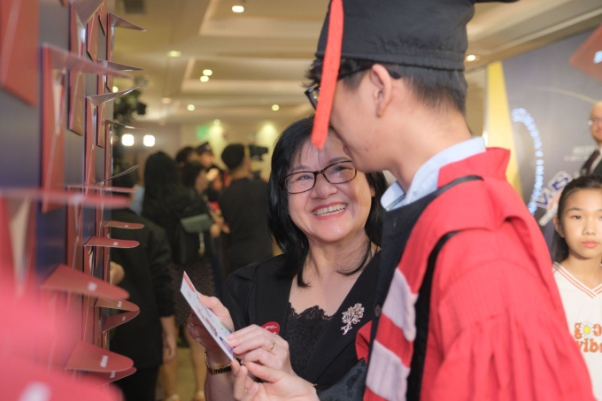 Parents and students look at the envelope with their dreams written on it. Photo: VUS