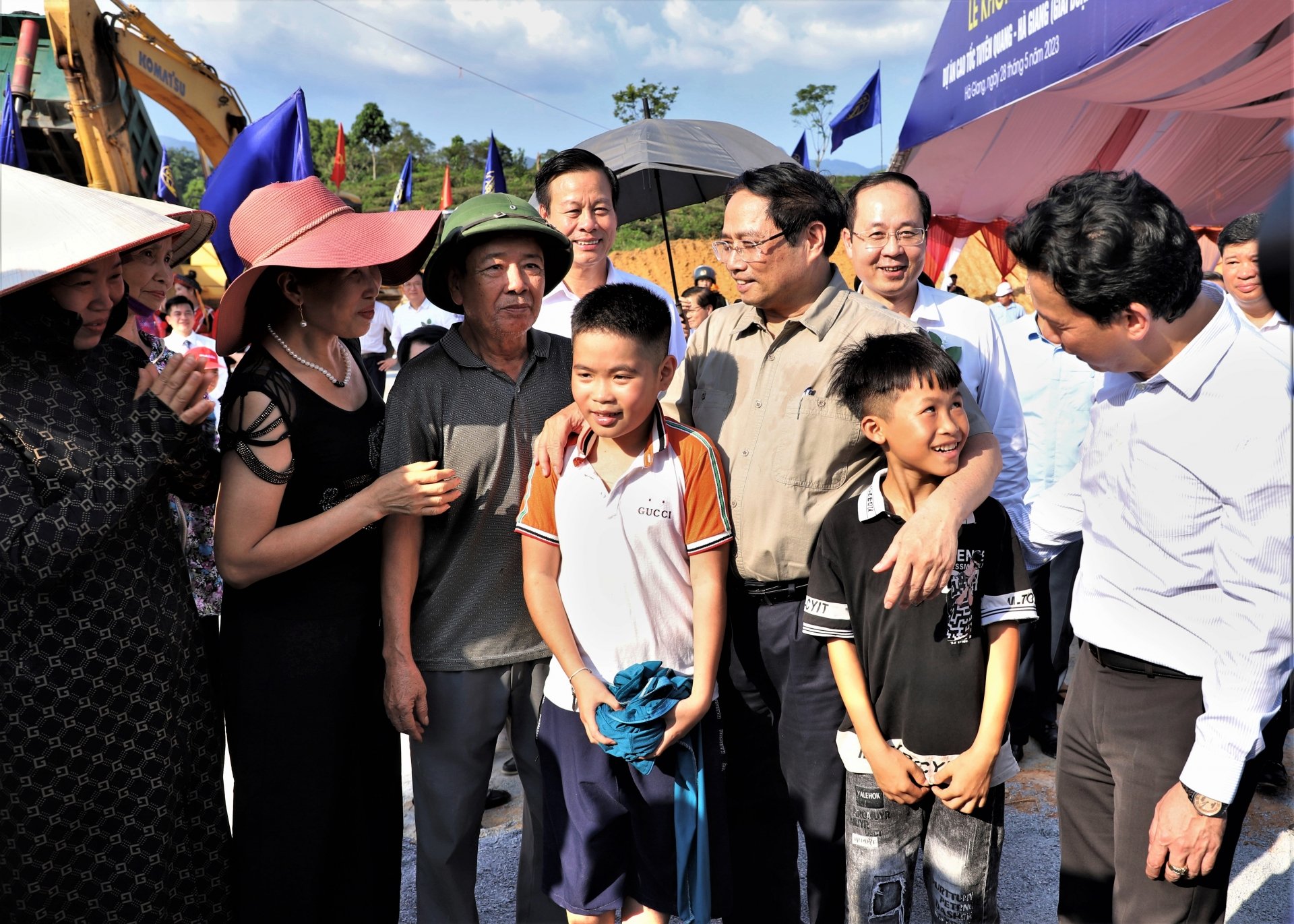 ファム・ミン・チン首相がプロジェクト地域を訪問し、住民と会談