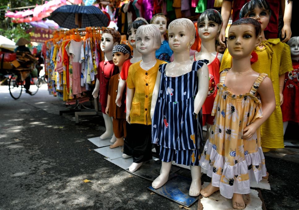 Maniquíes en la belleza de la seda.