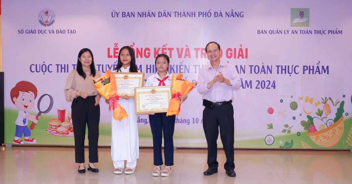 Awarding ceremony for student competition to learn about food safety knowledge