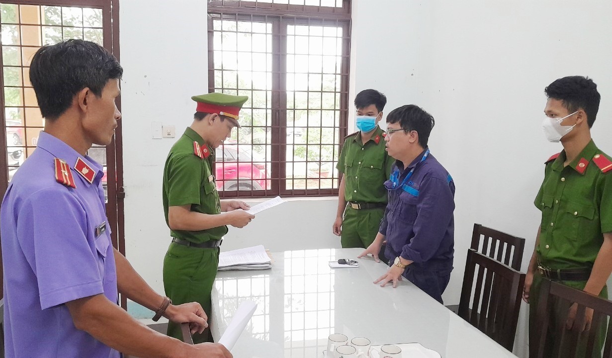 La Agencia de Policía de Investigación del Distrito de Nui Thanh ejecutó una orden para detener temporalmente a Phuong.