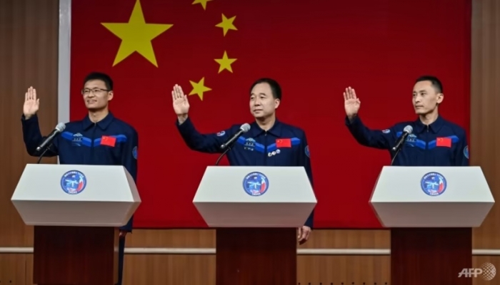 China está a punto de enviar a su primer astronauta civil al espacio.