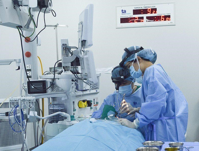 Les médecins retirent les amygdales des patients. Photo : Hôpital Tam Anh