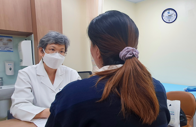 Le docteur Bich a examiné Mme Binh. Photo : Anh Thu