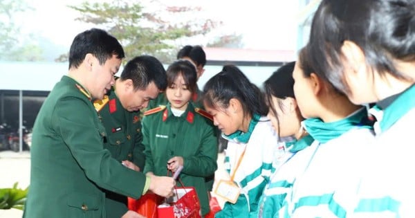 Bringing a warm Tet and happy Spring to poor students overcoming difficulties in Ha Giang