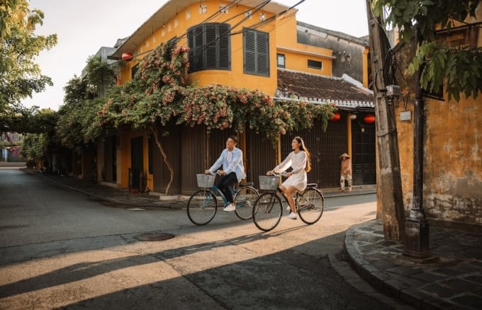 Radfahren in der antiken Stadt Hoi An am frühen Morgen. Foto: Minh Ngoc