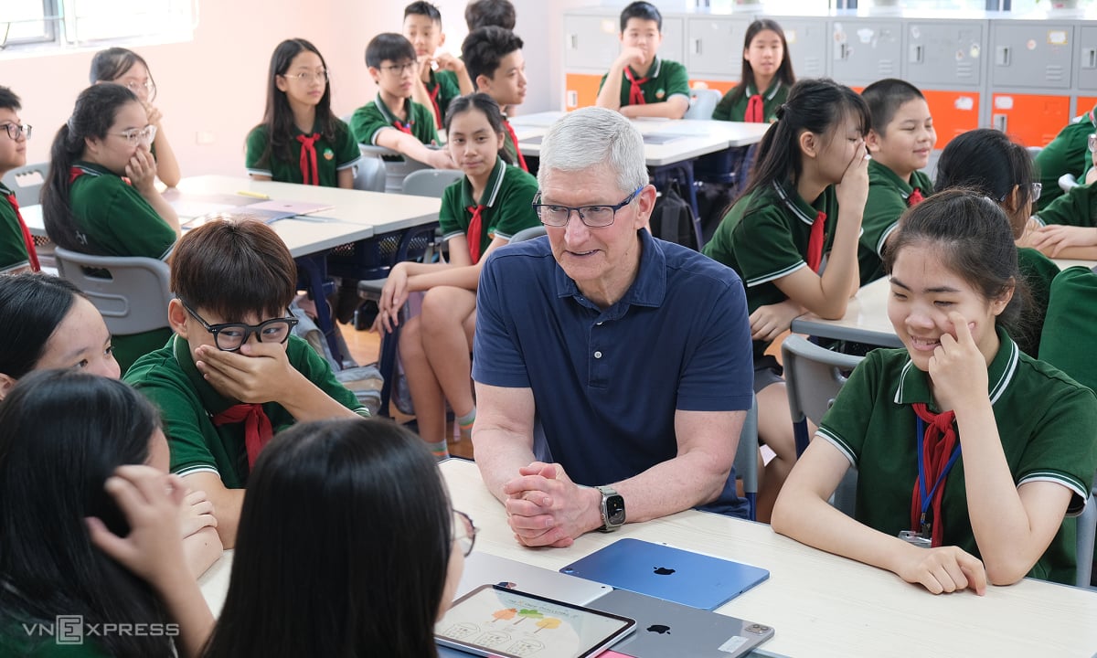 Tim Cook cùng làm bài tập với học sinh Hà Nội