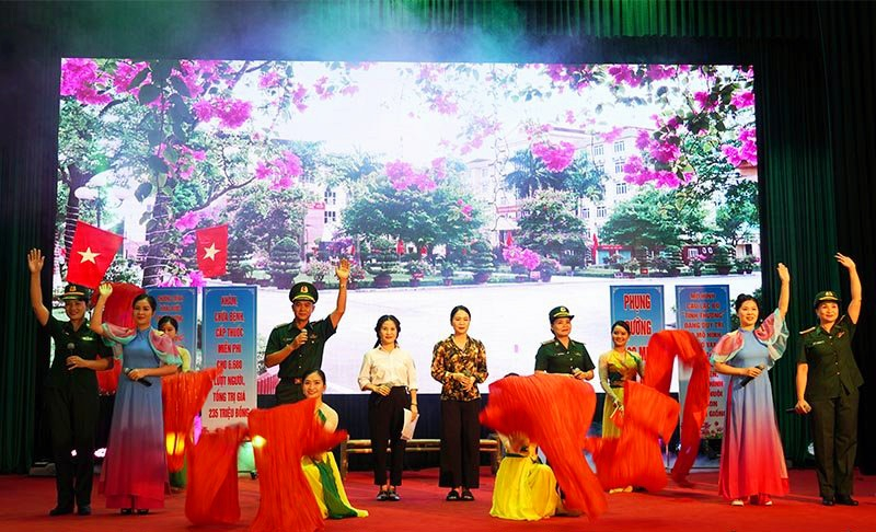 舞台上の海の美女たちは民謡も歌い、人々の心を打った。写真3