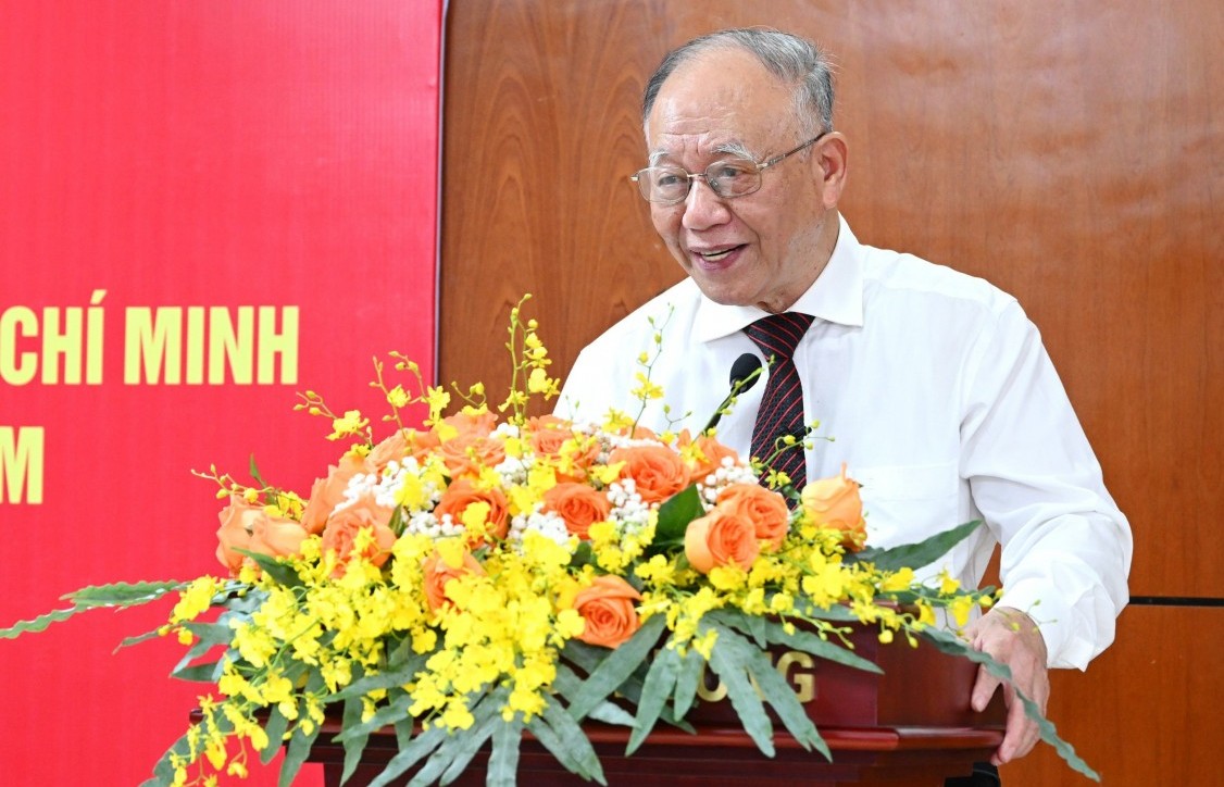 Professor Hoang Chi Bao erzählt die Geschichte von Onkel Ho mit dem Industrie- und Handelssektor und der vietnamesischen Revolutionspresse