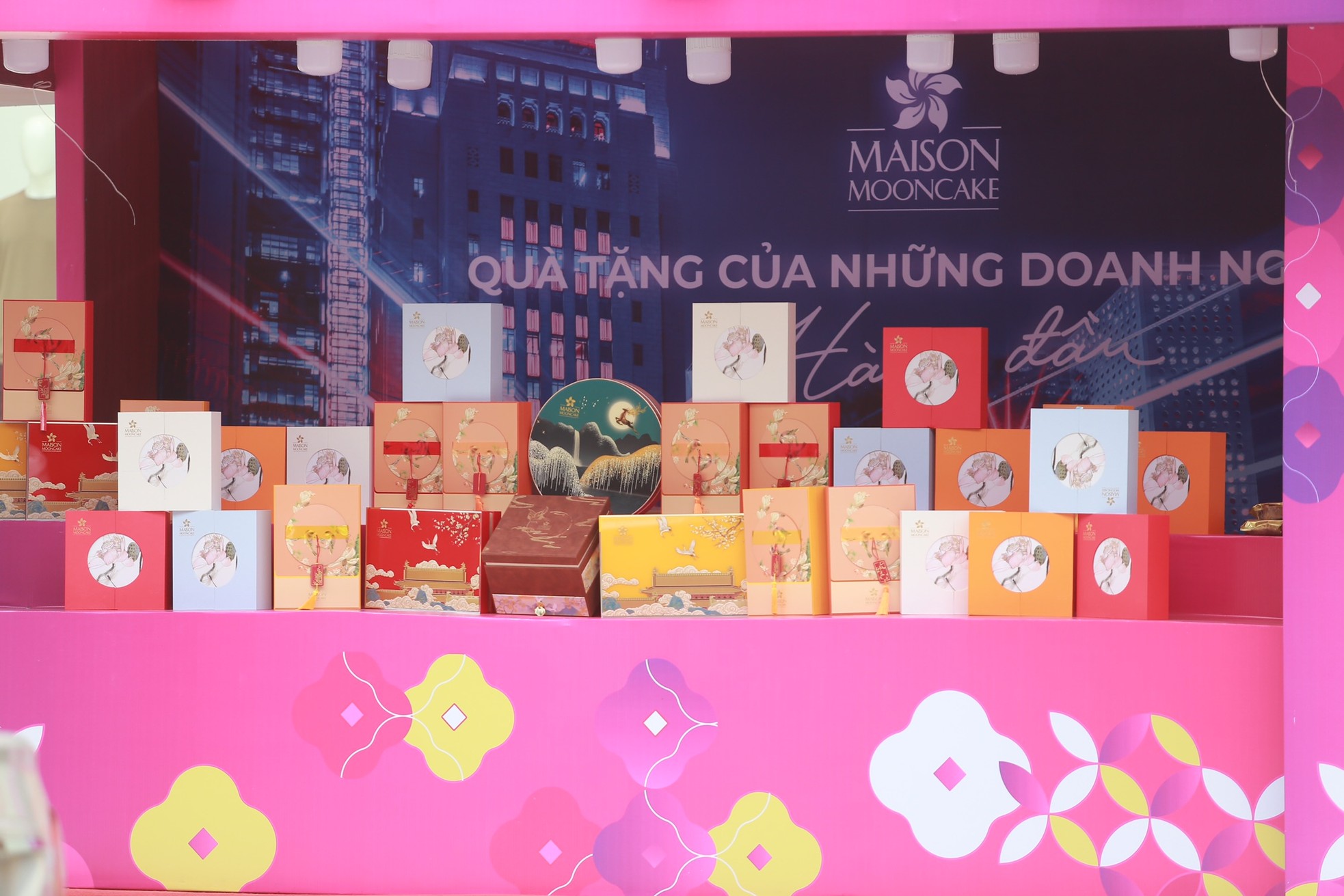 Mooncakes 'hit the streets' early, waiting for customers to buy photo 12