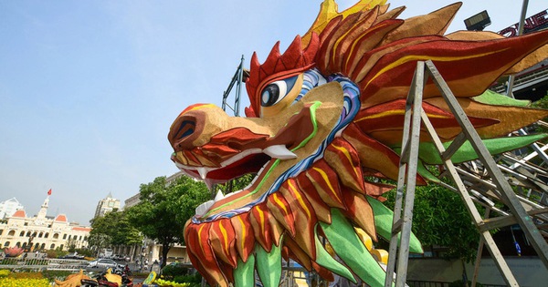 The pair of dragon mascots symbolizing Nguyen Hue Flower Street, Ho Chi Minh City were forced to be dismantled when installed in Da Lat.