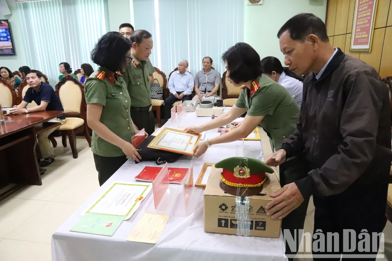 [Ảnh] Xúc động buổi tiếp nhận hiện vật của liệt sĩ Công an hy sinh trong vụ khủng bố ở huyện Cư Kuin ảnh 3