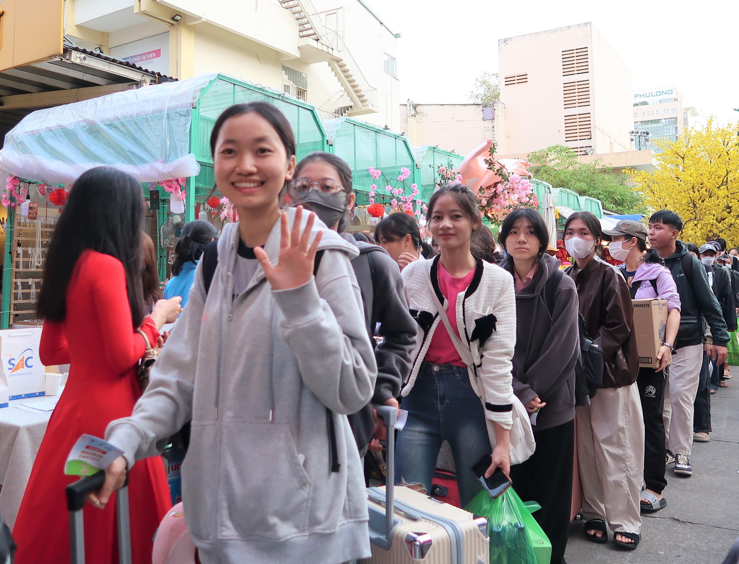 TPHCM: “Chuyến xe mùa xuân” đã khởi hành đưa sinh viên khó khăn về quê đón Tết- Ảnh 1.