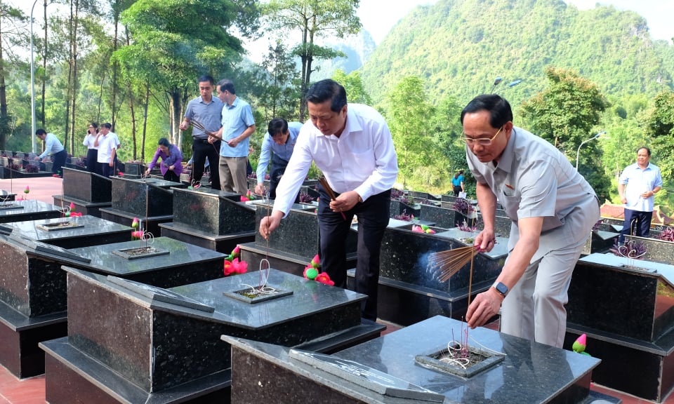 Le vice-président de l'Assemblée nationale, Tran Quang Phuong, offre de l'encens et offre des cadeaux aux familles politiques du district de Trung Khanh.