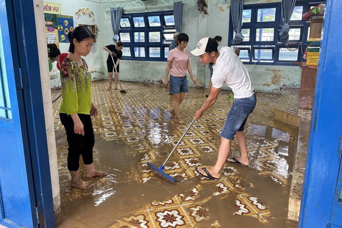 Phụ huynh, giáo viên Trường Tiểu học Hồng Quang, đường Hoàng Văn Thái, quận Liên Chiểu, dọn bùn non sau lũ, ngày 15/10. Ảnh: Nguyễn Đông