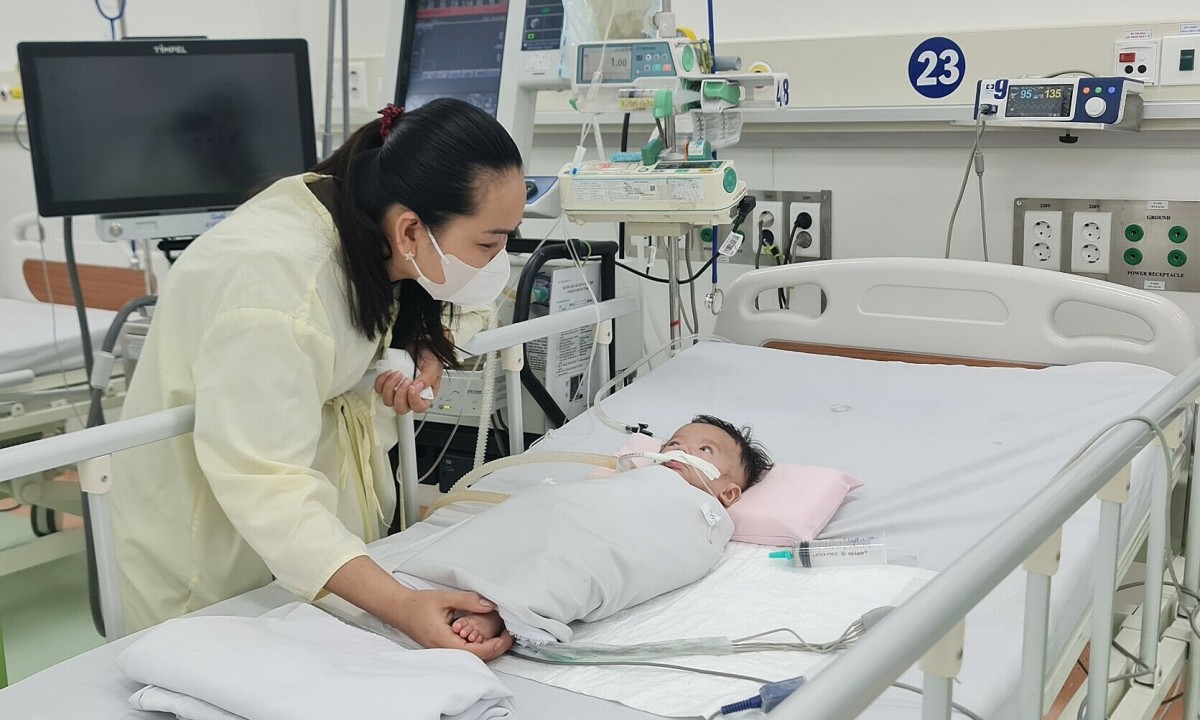 Children with hand, foot and mouth disease from the provinces flock to Ho Chi Minh City, worrying about medicine shortage