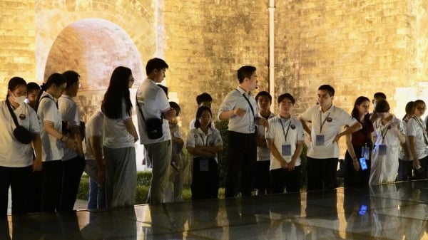 Citadelle impériale de Thang Long - La troisième étape de 120 jeunes Vietnamiens d'outre-mer lors de leur voyage à travers le Vietnam