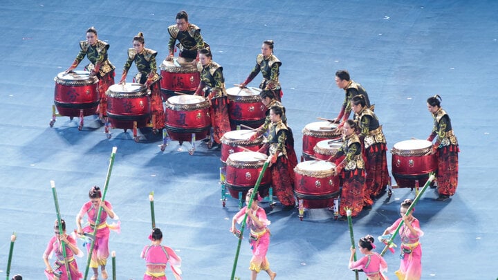 The opening ceremony of the 19th Asian Games is imbued with the traditional cultural colors of host China. (Photo: Nam Trung)