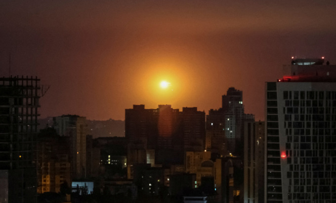 5月29日早朝、首都キエフ上空で発生した爆発。写真：ロイター