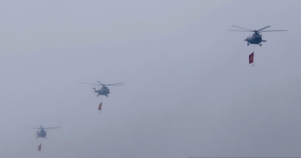 Des hélicoptères survolent Hanoi et les magnifiques cerisiers en fleurs de Da Lat