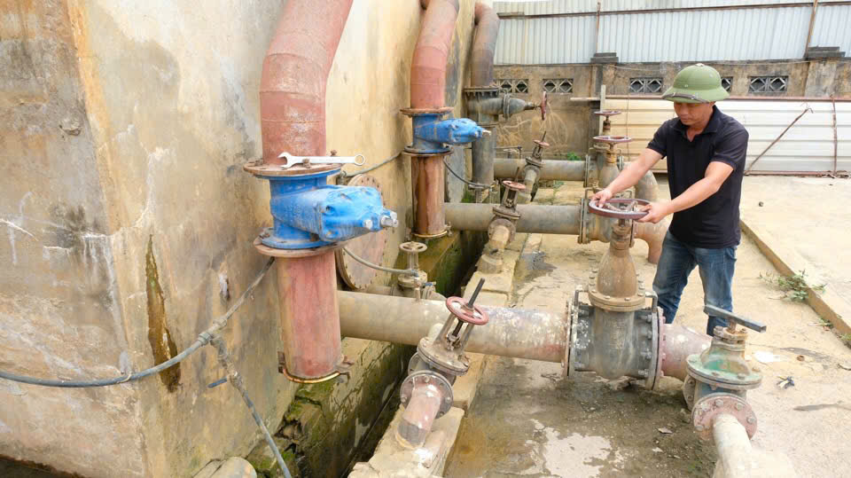 La red de suministro de agua potable para la población del distrito de Phuc Tho se está completando gradualmente. Foto: Trong Tung