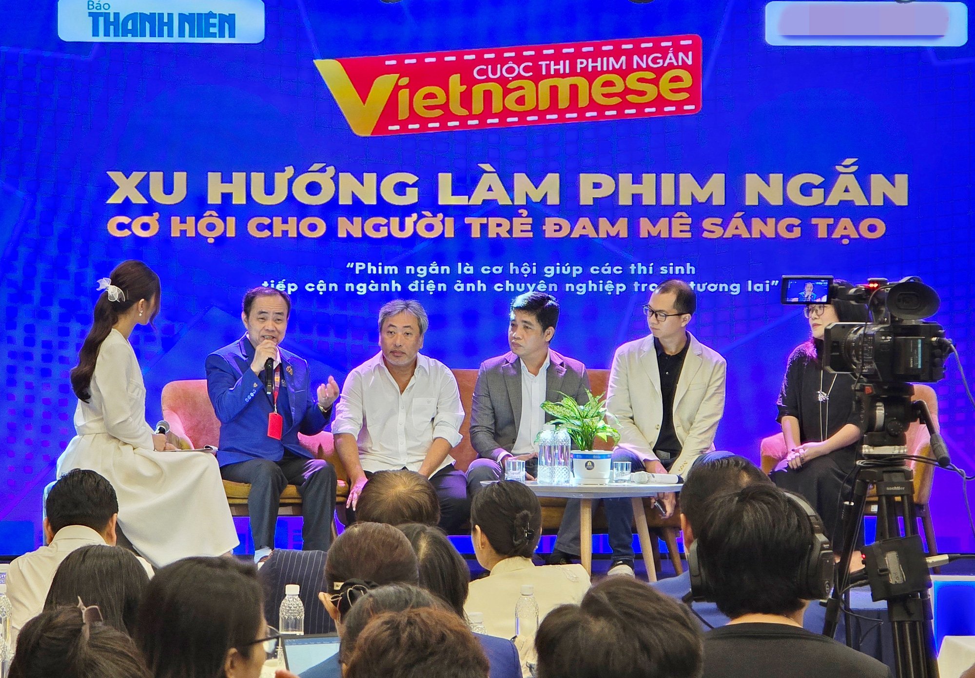 Đạo diễn Nguyễn Quang Dũng, nhà báo Lâm Hiếu Dũng - phó tổng biên tập báo Thanh Niên - cùng nhà tài trợ, khách mời giao lưu - Ảnh: MI LY