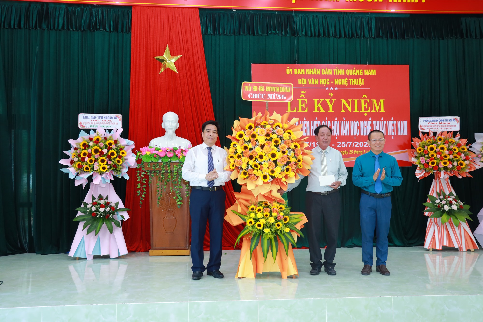 Standing Deputy Secretary of the Provincial Party Committee Le Van Dung congratulated the Quang Nam Literature and Arts Association. Photo: X.H