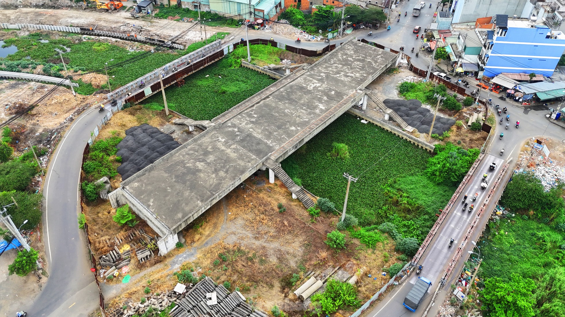 Die „verstopfte“ Straße vor den Toren von Ho-Chi-Minh-Stadt wird bis Ende des Jahres erweitert und fertiggestellt, Foto 10