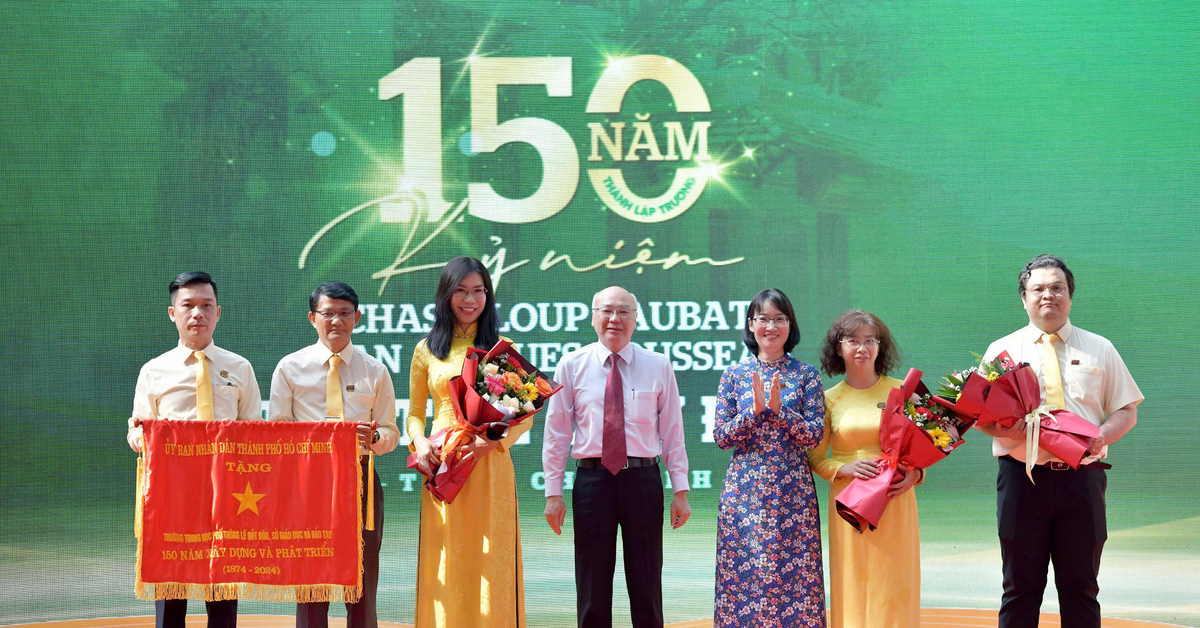 호치민시 레퀴돈 고등학교 150주년 기념