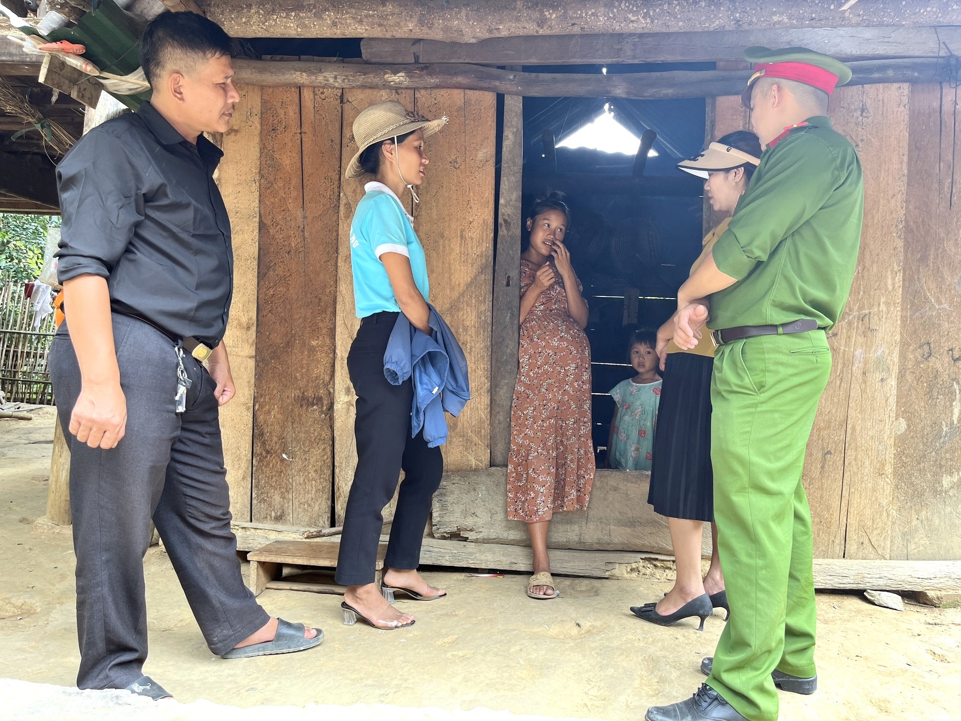 'Tổ canh gác bào thai' đến tận nhà hỏi thăm, ngăn bà bầu vượt biên bán con ảnh 5