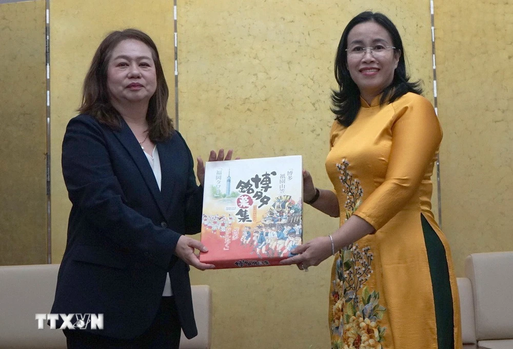 La vicepresidenta del Comité Popular de la ciudad de Da Nang, Nguyen Thi Anh Thi (derecha), recibió un recuerdo de la Sra. Satomi Iwashige, vicepresidenta de la Universidad de la Prefectura de Nagasaki. (Foto: Quoc Dung/VNA)