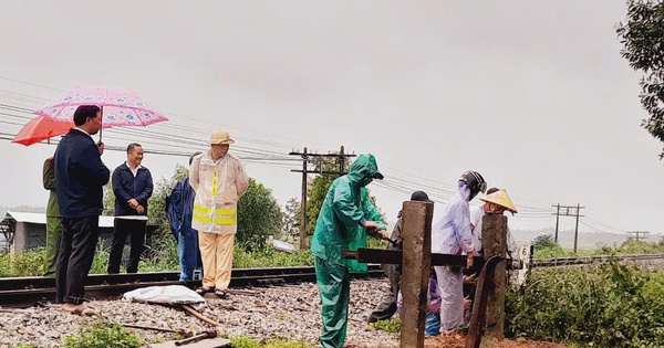 Close the barrier to remove two self-opening paths across the railway.