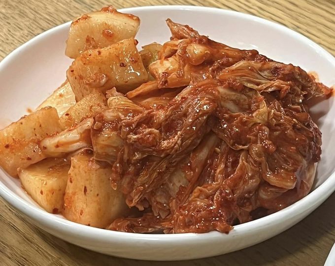 Rettich-Kimchi, Beilage zu Hühnereintopf mit Ginseng. Foto: Phuong Anh