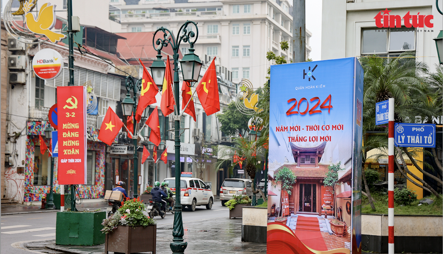 Hà Nội rợp màu cờ hoa mừng Đảng mừng Xuân, đón Tết Nguyên đán 2024