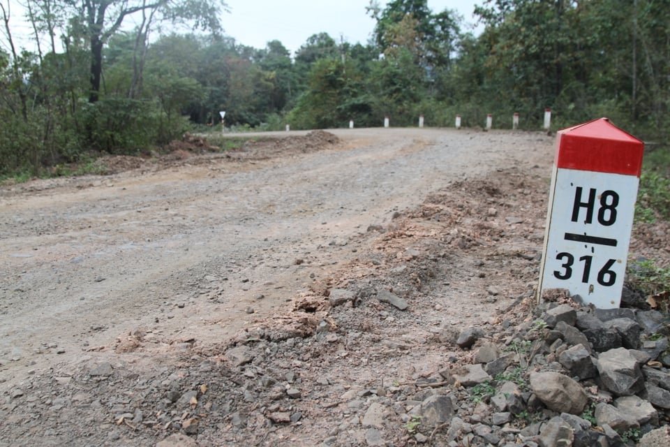From km308 to km317, an average of 1.3 billion VND has been invested in each km for repairs, however, according to the overall record, the quality of the road has not improved much, the road surface still has many degraded spots.
