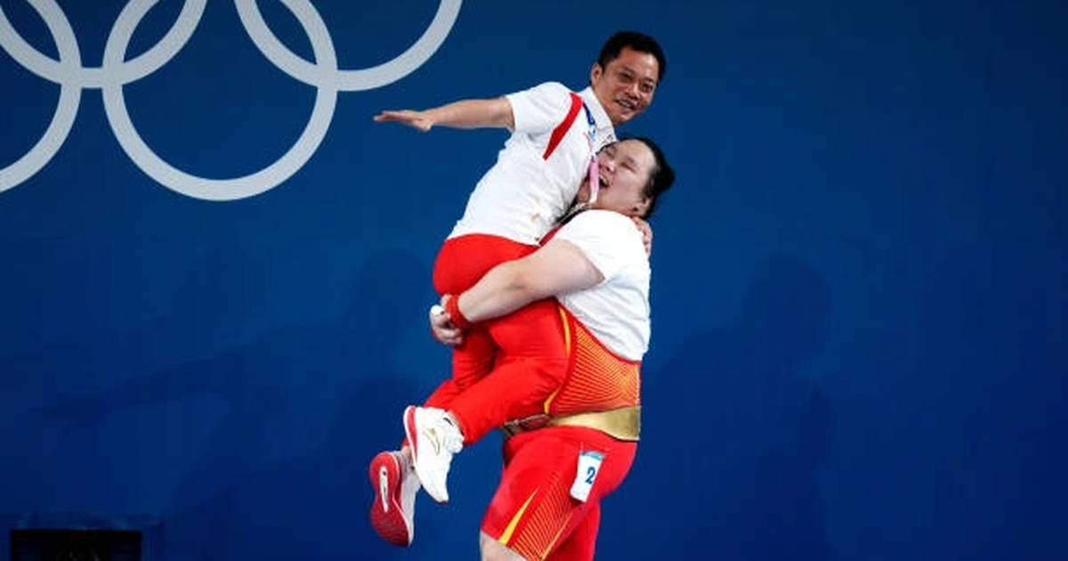 Vừa giành HCV Olympic, VĐV Trung Quốc có hành động khiến tất cả ngỡ ngàng