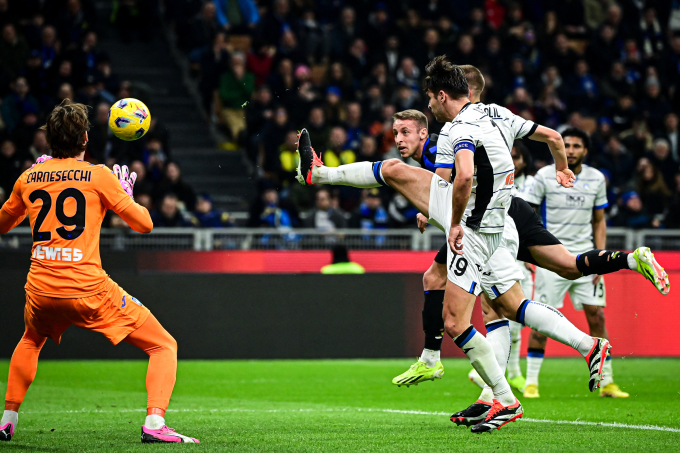 Davide Frattesi (áo xanh đen) ghi bàn thứ tư cho Inter trong trận đá bù vòng 21 Serie A, thắng Atalanta 4-0 trên sân Meazza, Milano ngày 28/2. Ảnh: AFP