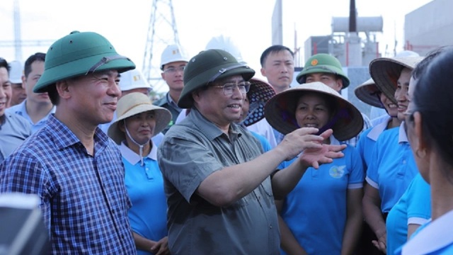 El Primer Ministro anima a los trabajadores a construir una línea de 500 kV en Thanh Hoa