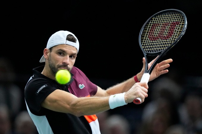 Dimitrov sử dụng nhiều cú cắt trái trong những loạt rally chéo sân với Djokovic. Ảnh: Reuters