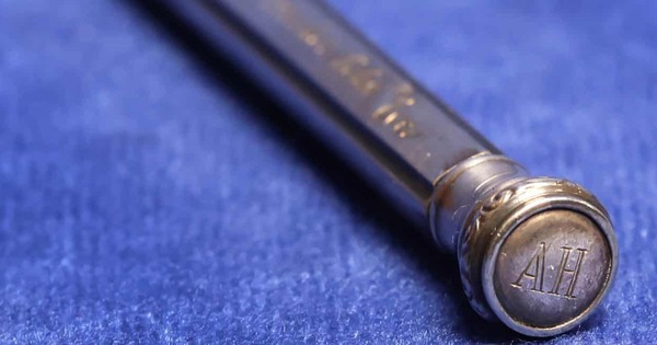 Pencil girlfriend gave Hitler could be auctioned for more than 2.3 billion VND