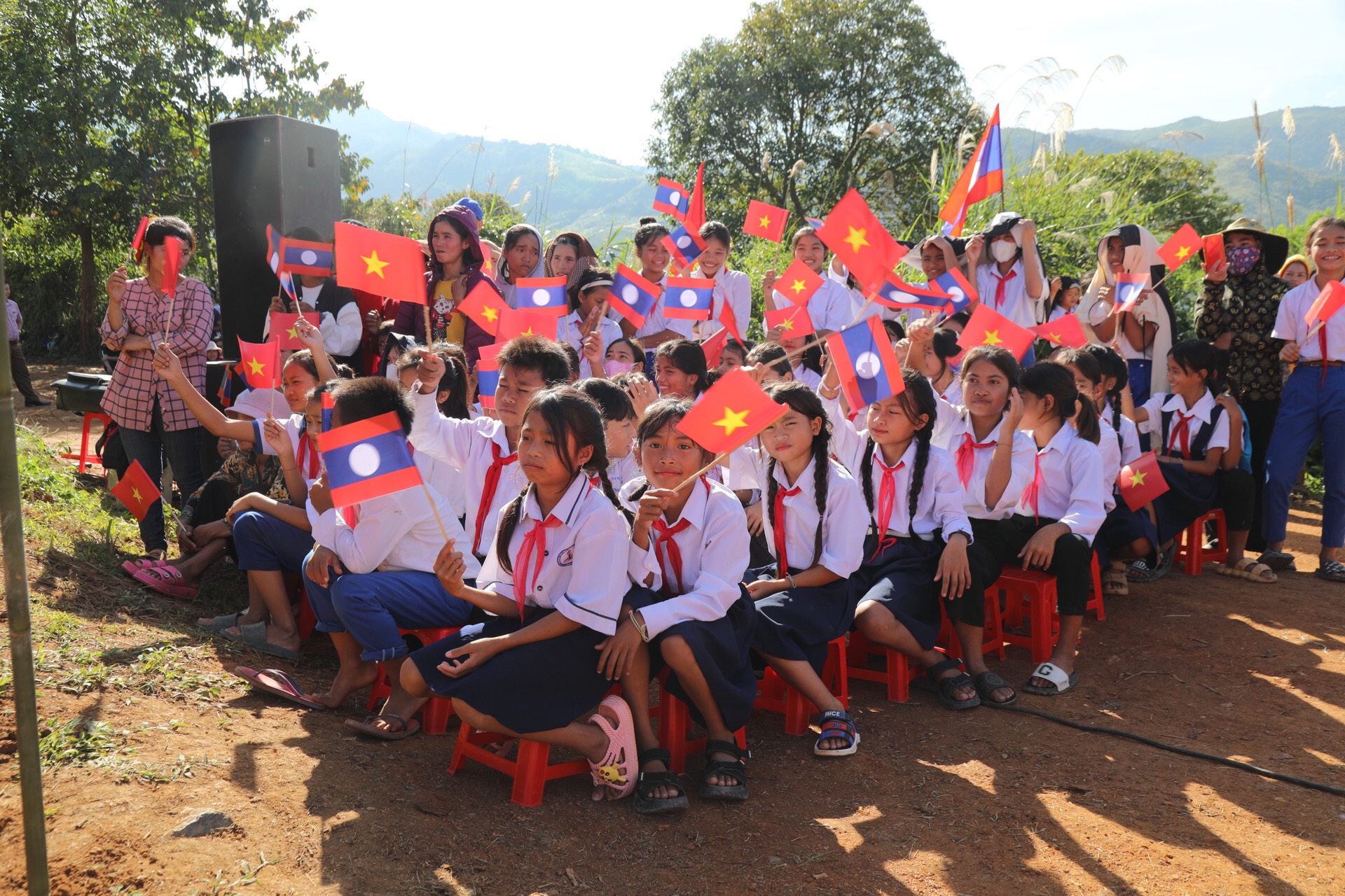 Ngày vui của biên phòng, người dân và trẻ em Việt Lào nơi cột mốc biên giới - Ảnh 3.