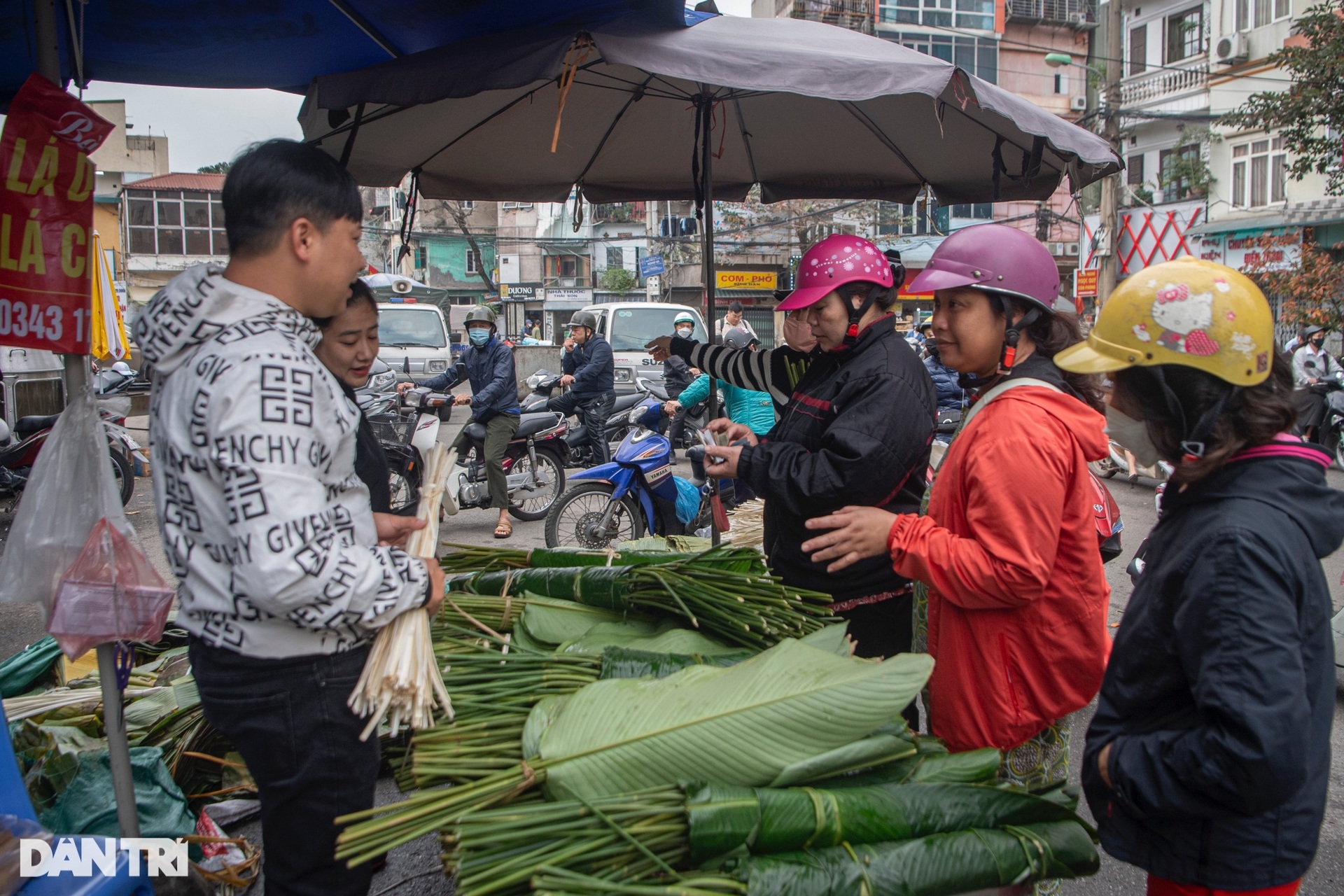 Lá dong đắt gấp 3, người dân vẫn phấn khởi mua gói bánh chưng - 5