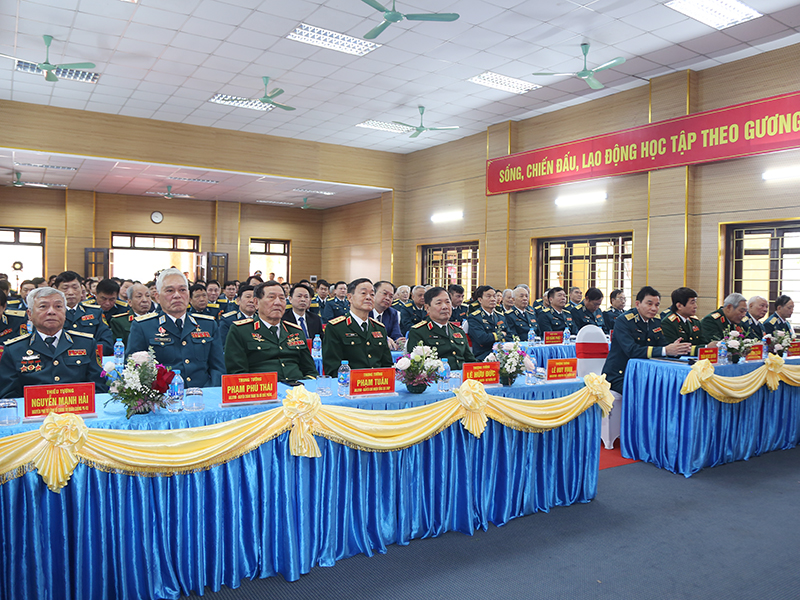 El teniente general Le Huy Vinh asistió al 60º aniversario del Día Tradicional del 236º Regimiento de Misiles