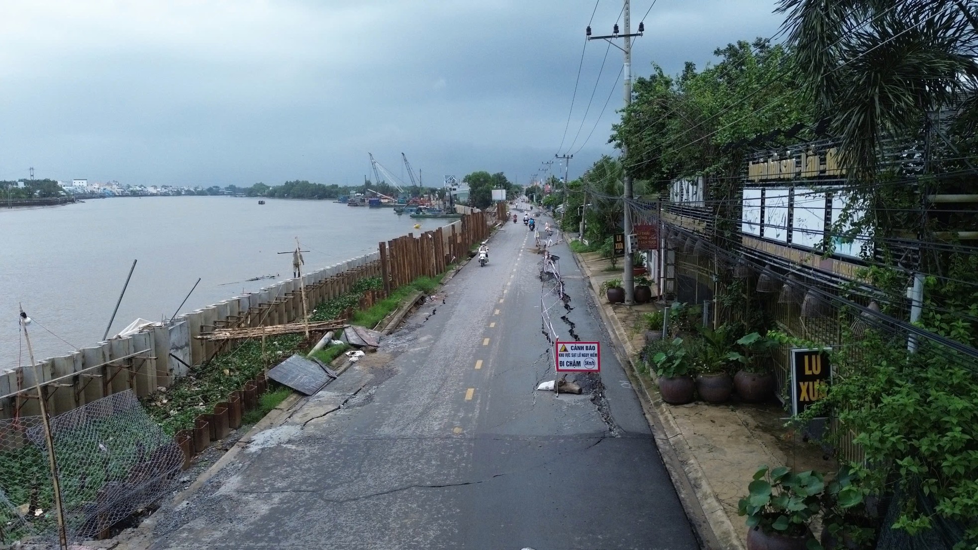 Long An urgently fixes subsidence on Provincial Road 826C connecting to Ho Chi Minh City photo 1